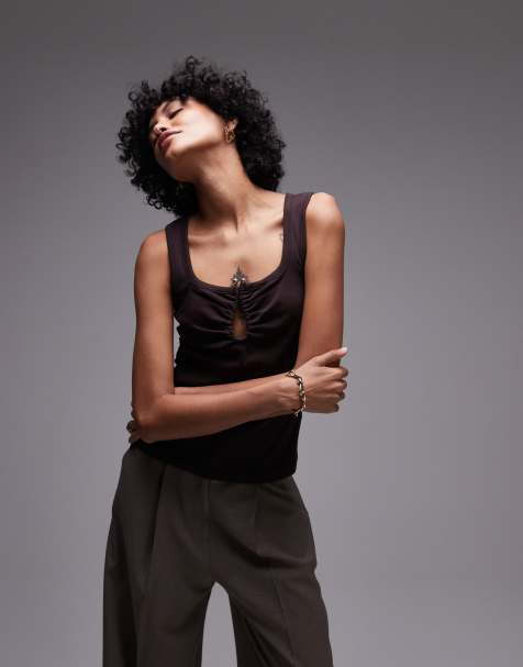 & Other Stories - Top senza maniche in jersey a coste marrone con fibbia in metallo decorata - view 1