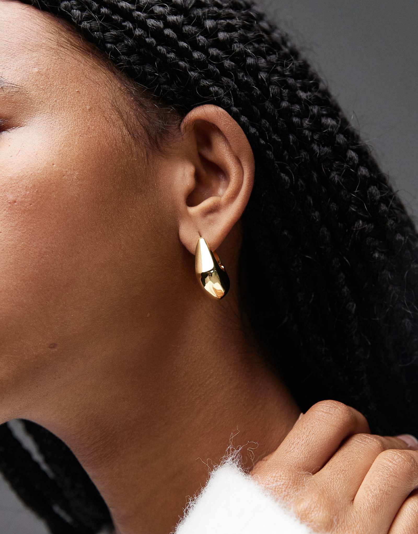 &Other Stories треугольные серьги-кольца из золота