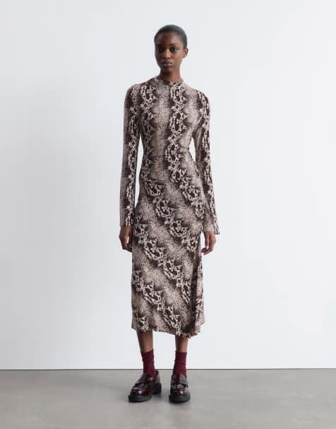 & Other Stories - Vestito a maniche lunghe in jersey con gonna al polpaccio marrone con stampa pitonata e arricciatura laterale - view 1