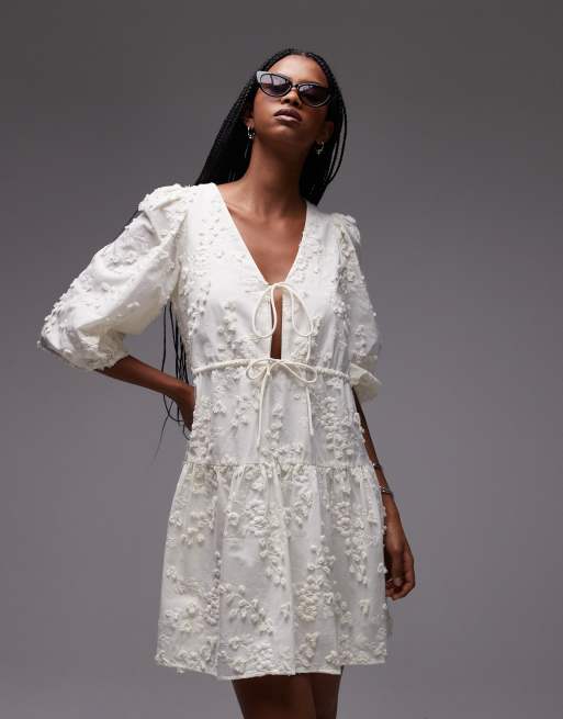 & Other Stories - Vestito corto beige ricamato a balze con allacciatura sul davanti