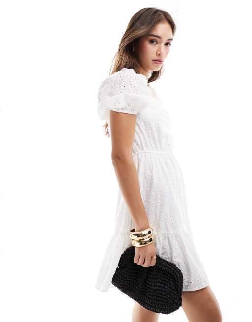& Other Stories - Vestito corto stile milkmaid in pizzo bianco ricamato a fiori con fondo a balze