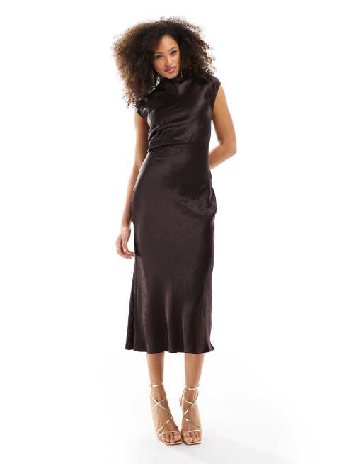 & Other Stories - Vestito midi con taglio sbieco in raso marrone con spalline estese e dettaglio drappeggiato 
