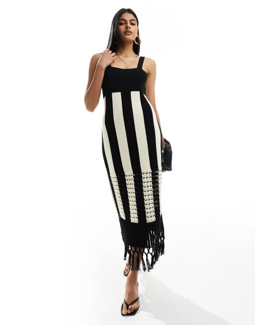 & Other Stories - Vestito midi in maglia nero e bianco a righe con nappe all'uncinetto sul fondo