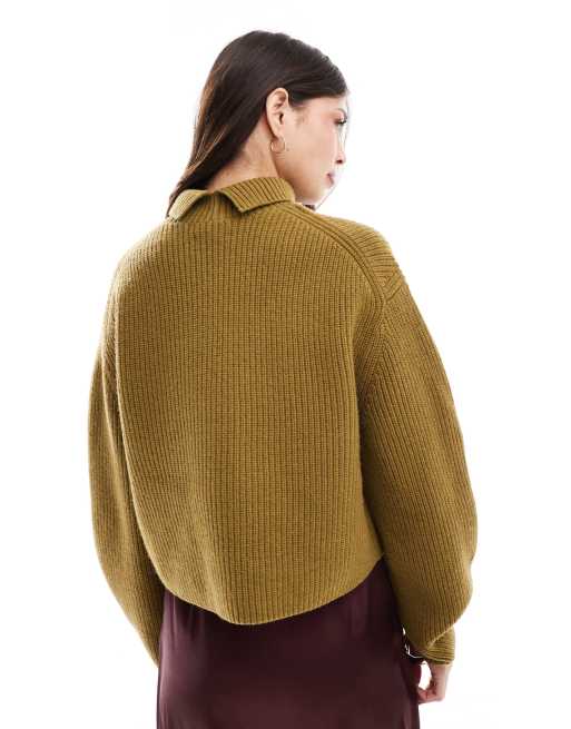 & Other Stories – Wollpullover aus Rippstrick in Olivgrün mit Trichterkragen mit Schlitz hinten und weiten Ärmeln, 3 von 4