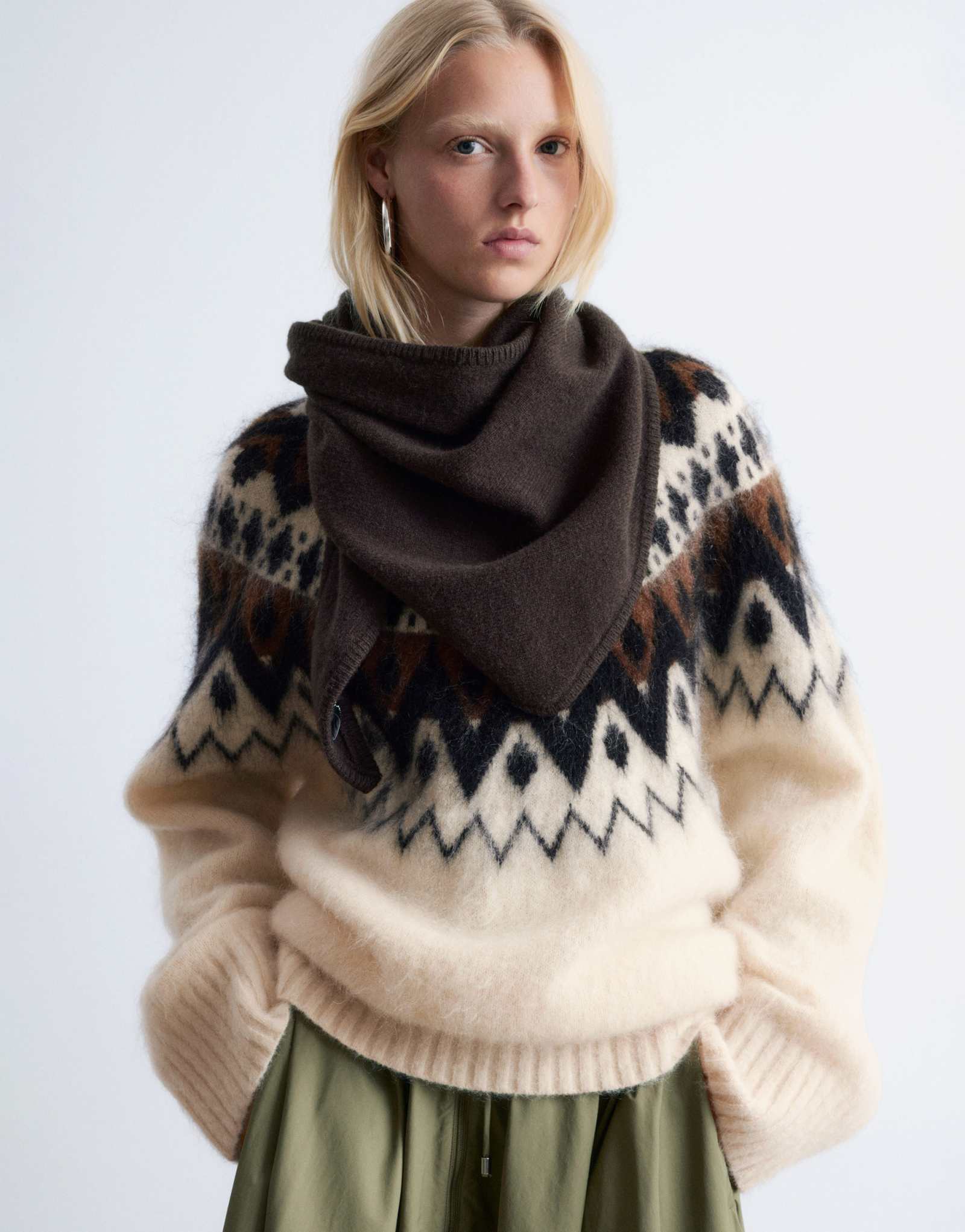 Шерстяной треугольный шарф 