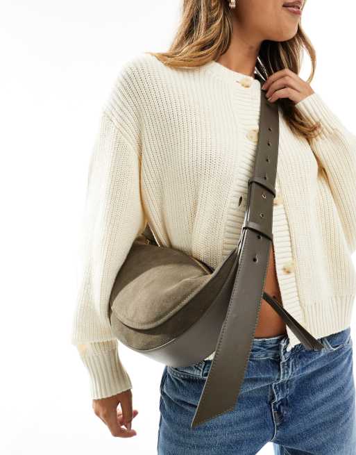 & Other Stories – Zamszowa torebka crossbody w kształcie półksiężyca w kolorze khaki