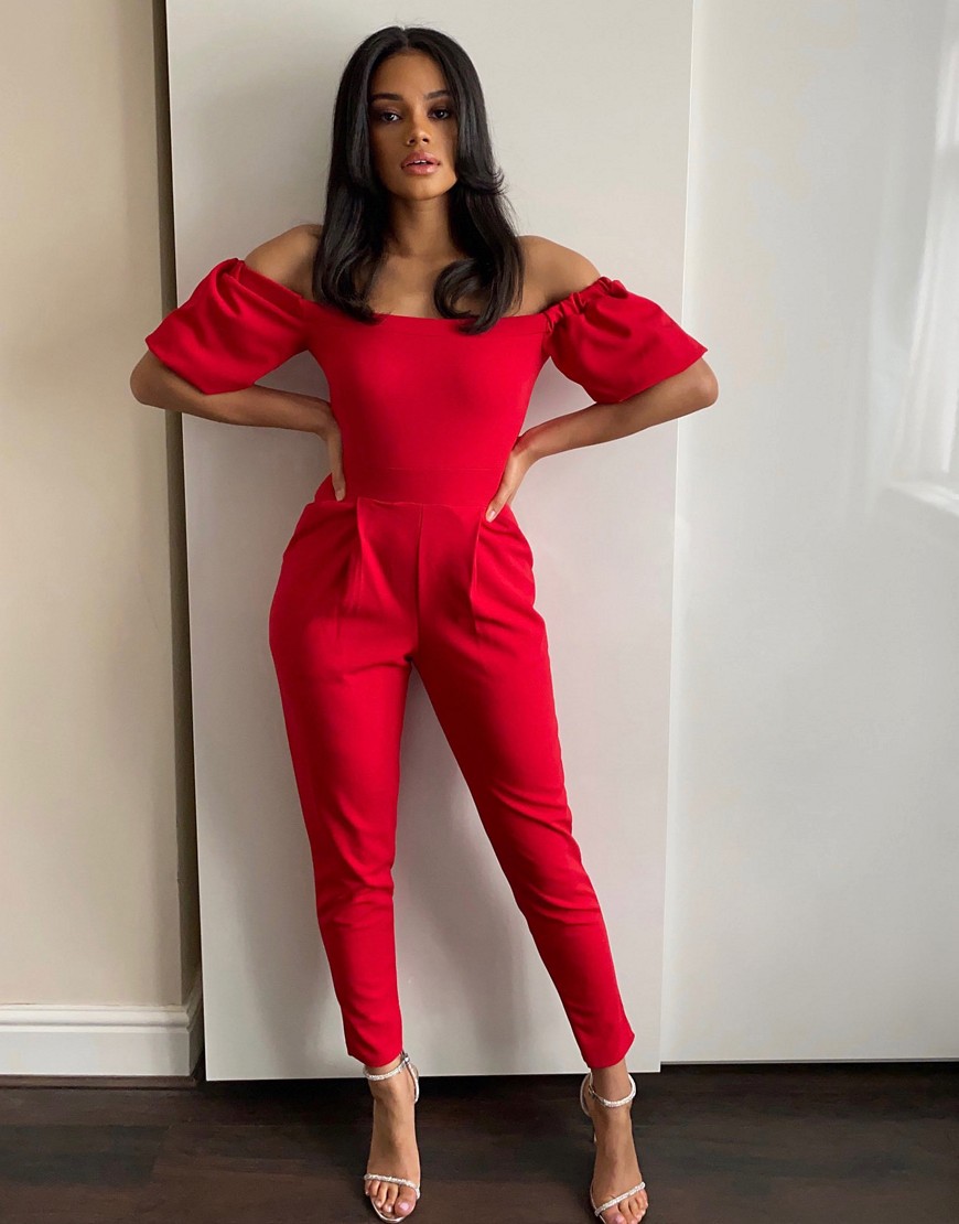 Outrageous Fortune - Jumpsuit met blote schouders en pofmouwen in rood