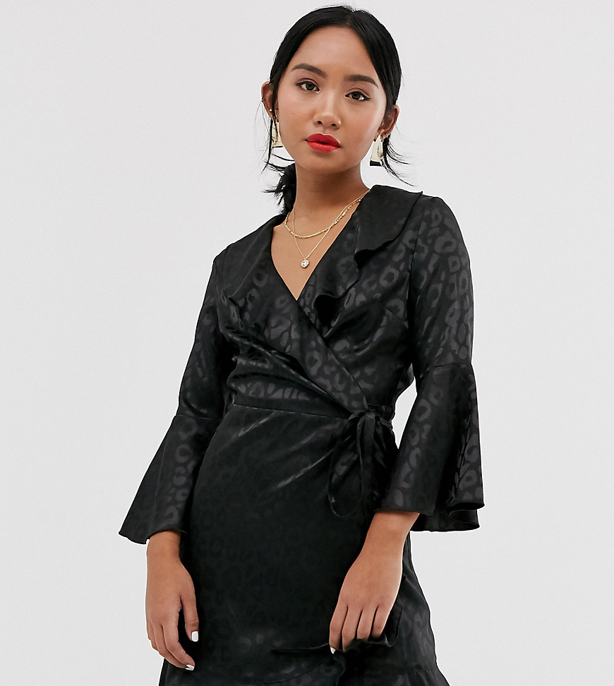 Outrageous Fortune Petite flæset slå-om kjole med riflede ærmer i sort leopard print