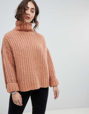 фото Oversize-джемпер крупной вязки с высоким воротом free people fluffy fox-розовый