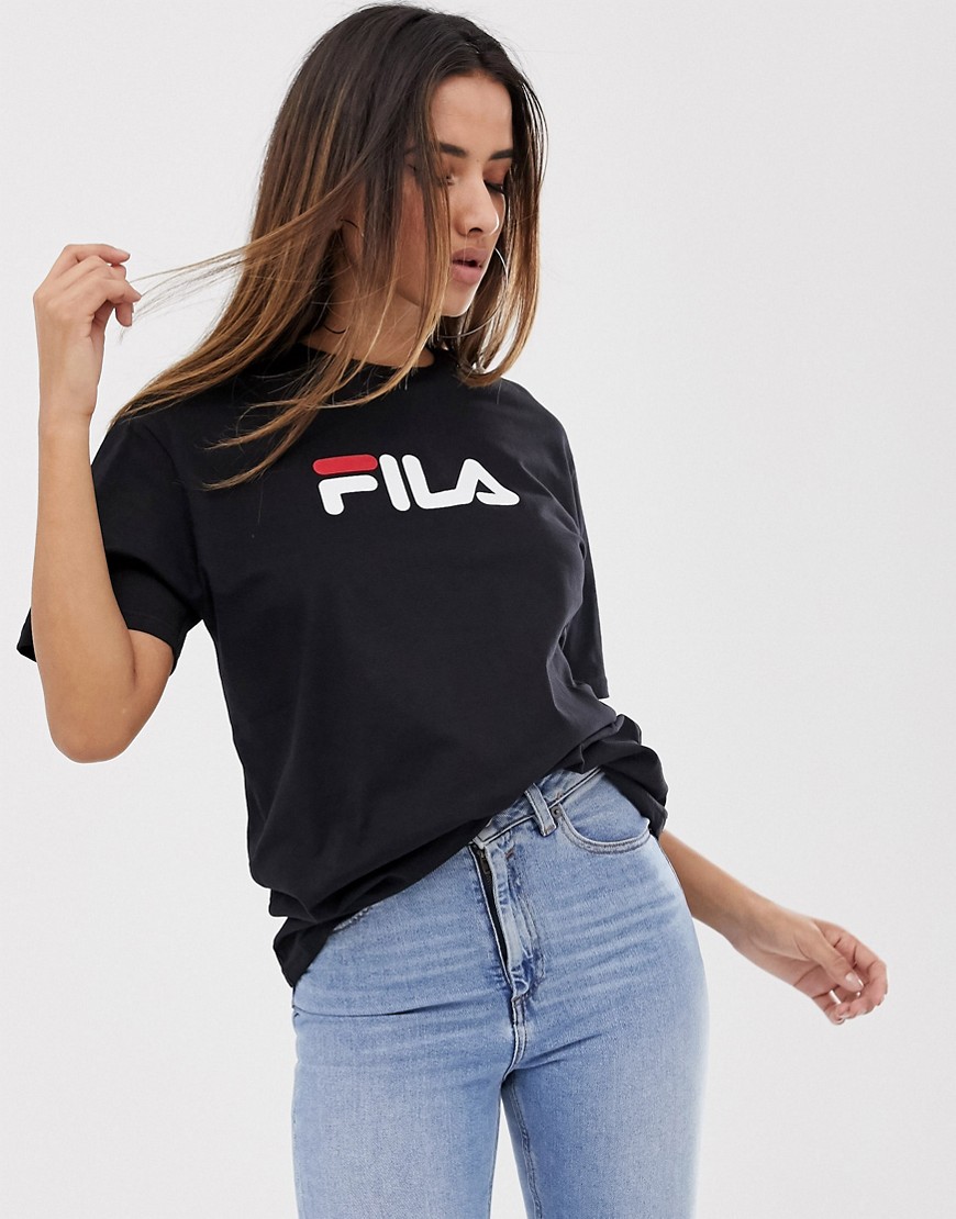 Oversized boyfriend t-shirt med logo på brystet fra Fila-Sort