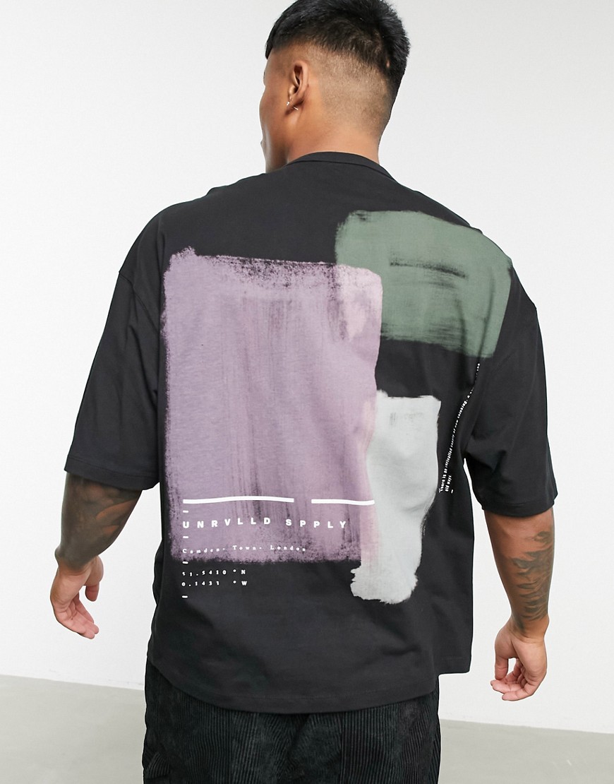 фото Oversized-футболка с абстрактным принтом на спине и контрастной строчкой asos unrvlld supply-черный цвет