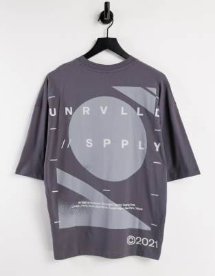 фото Oversized-футболка с графическим принтом и логотипом на спине asos unrvlld supply-серый asos unrvlld spply