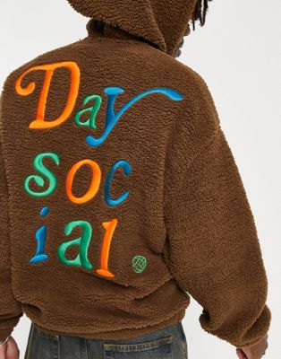 фото Oversized-худи из плюша коричневого цвета с большим вышитым логотипом на спине asos daysocial-коричневый цвет asos day social