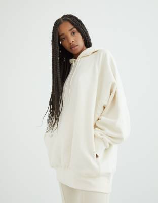 фото Oversized-худи цвета экрю bershka-белый