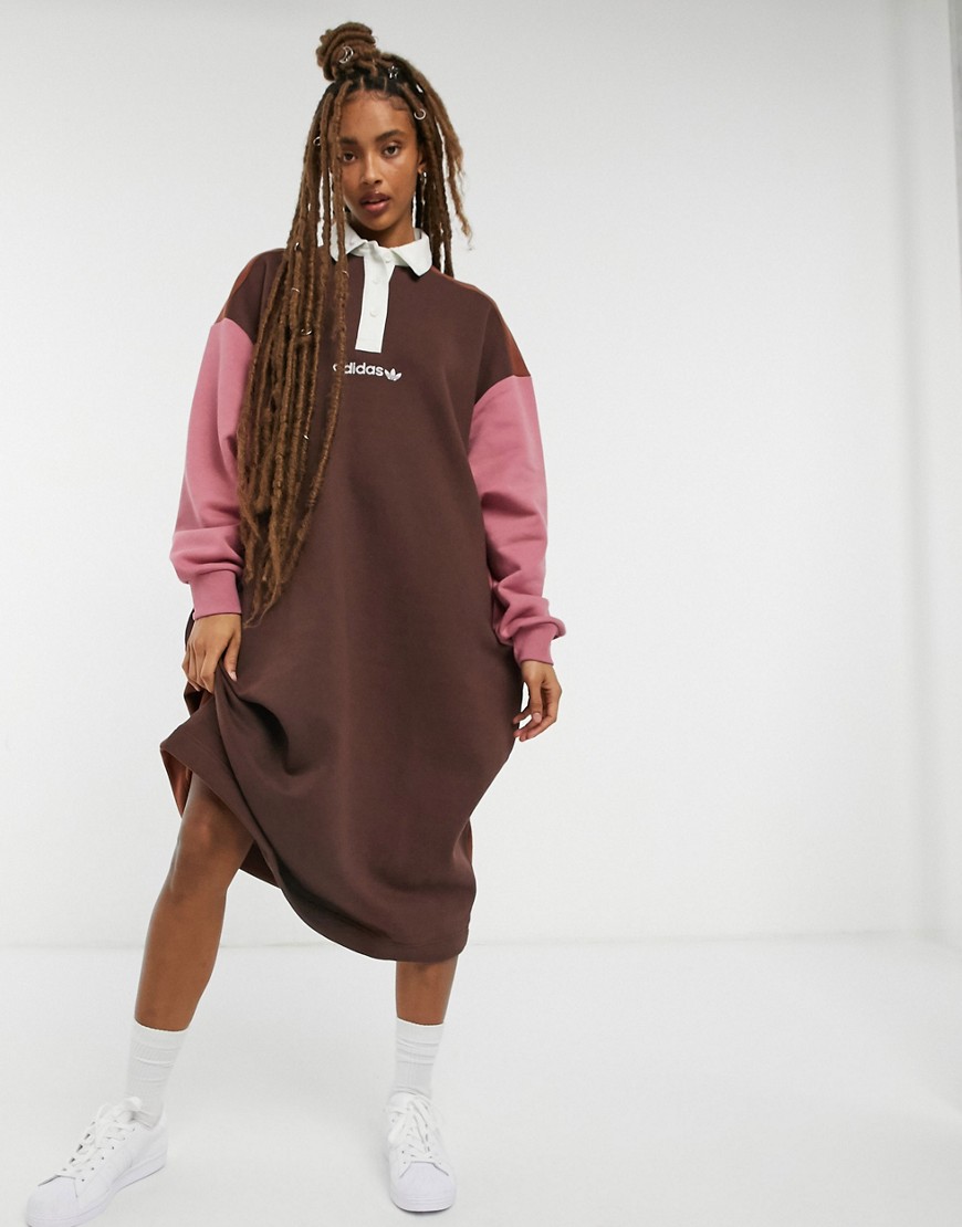 фото Oversized-платье поло из флиса с эффектом колор-блок adidas originals 'cosy comfort'-коричневый