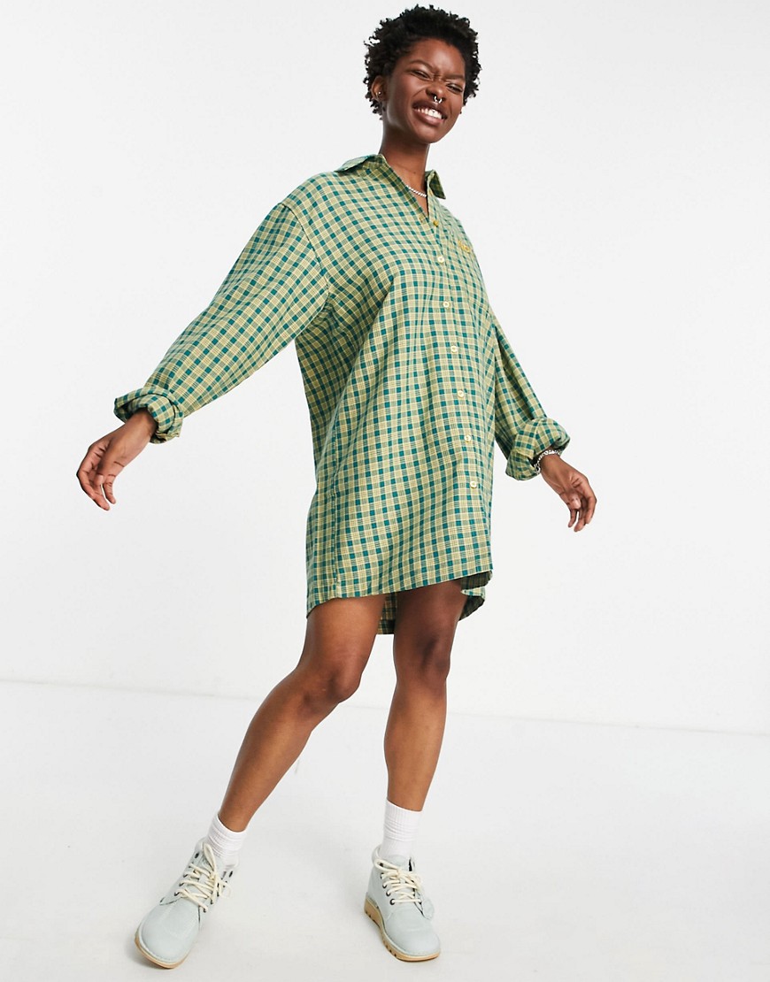 фото Oversized платье-рубашка в винтажную клетку с вышитым логотипом на кармане kickers-зеленый цвет