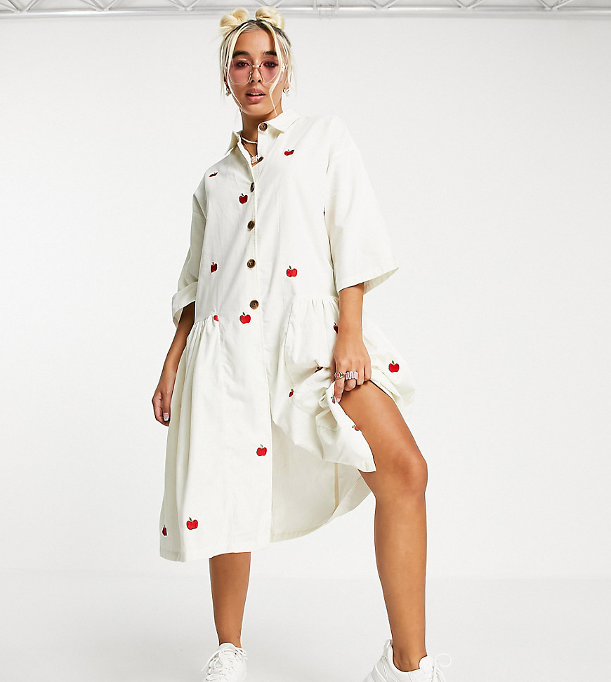 фото Oversized-платье с присборенной юбкой миди из вельвета в рубчик с вышивкой яблок native youth-белый