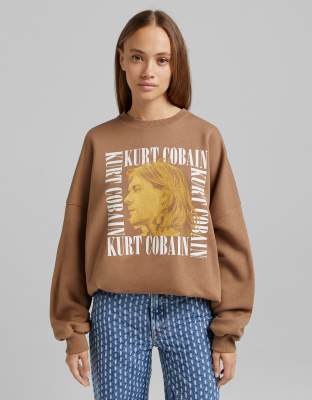 фото Oversized-свитшот шоколадного цвета с графическим изображением курта кобейна bershka-коричневый цвет