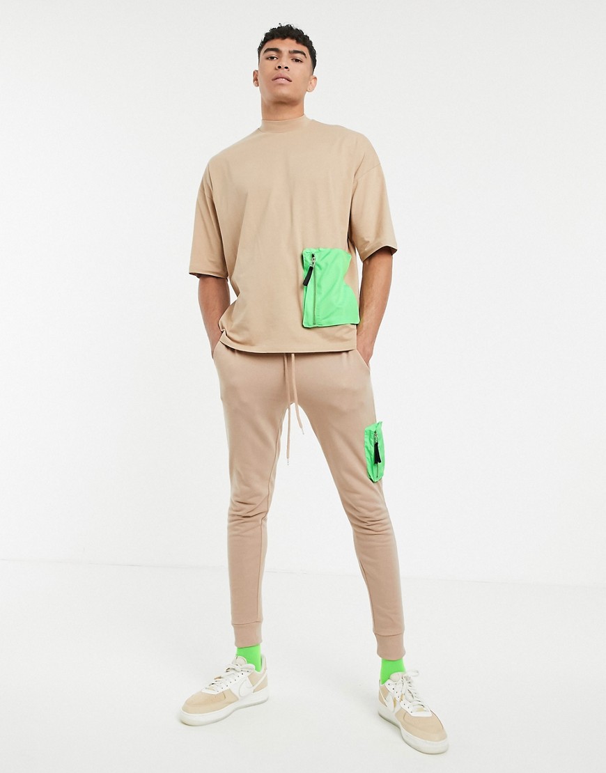 Oversized t-shirt med halve ærmer og neonfarvet funktionslomme, del af et sæt fra ASOS DESIGN-Beige