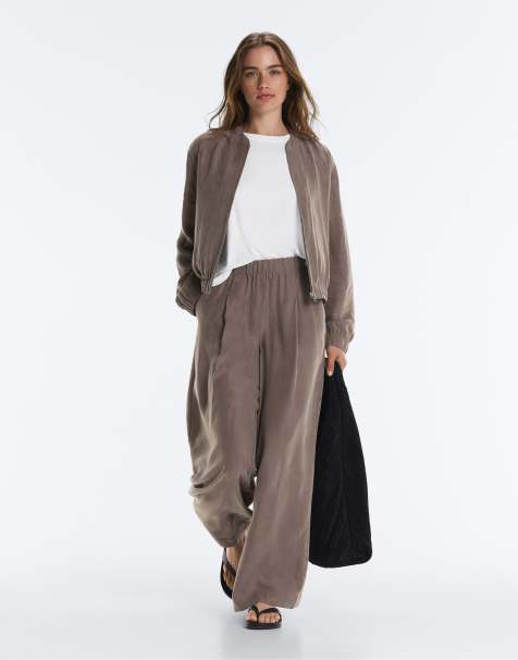 OYSHO 100% lyocell bukser med brede ben i brun - view 1