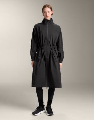 OYSHO - 10K - Wasserfeste, besonders leichte Regenjacke in Schwarz mit langem Schnitt und Wattierung
