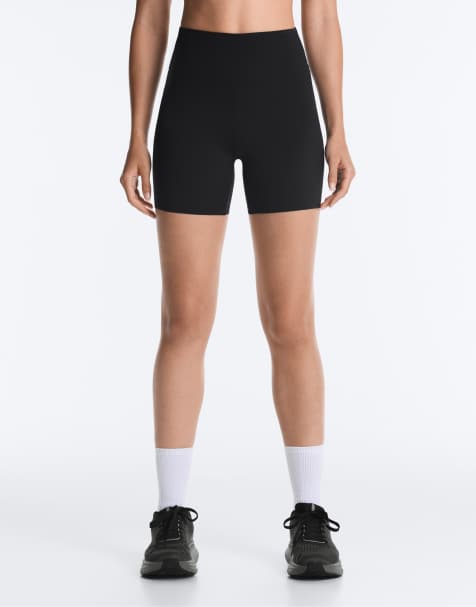 OYSHO 15 cm högmidjade löparhotpants i svart - view 1