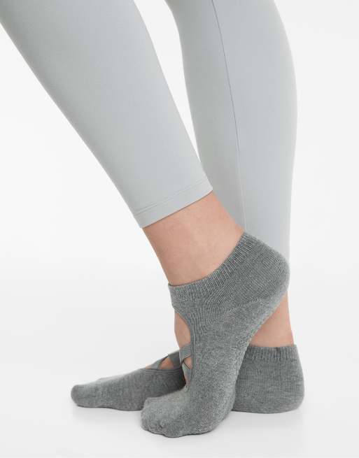 Oysho – 2 Paar Yoga- und Pilates-Socken aus Baumwollmix in Schwarz mit überkreuzten Riemen