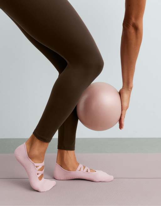 OYSHO 2 par usynlige yoga- og pilatesstrømper i polyamidblanding med dobbelte stropper i lyserosa, 2 af 4