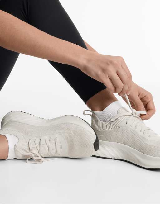 OYSHO 3 pairs of polyamide blend sneaker socks with heel tab in white, 2 of 4