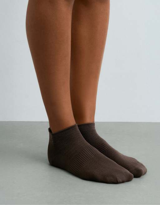 OYSHO 3 pairs of tab polyamide blend sports sneaker socks in dark brown, 2 of 4