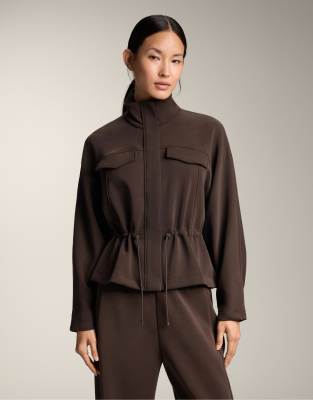 OYSHO - Angeraute kurze Jacke aus Modal in Braun mit verstellbarem Taillenband-Brown