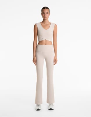 OYSHO - Ausgestellte Hose aus Comfortlux in blassem Nerzbeige mit hohem Bund-Braun