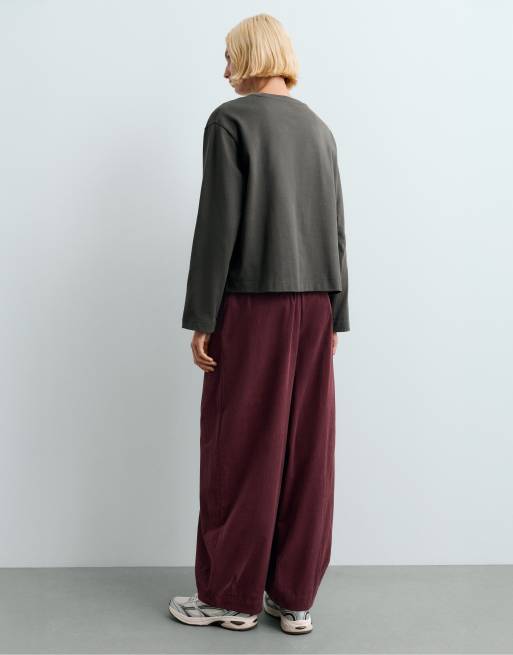 OYSHO Balloon crop needlecord trousers in burgundy, 3 of 4