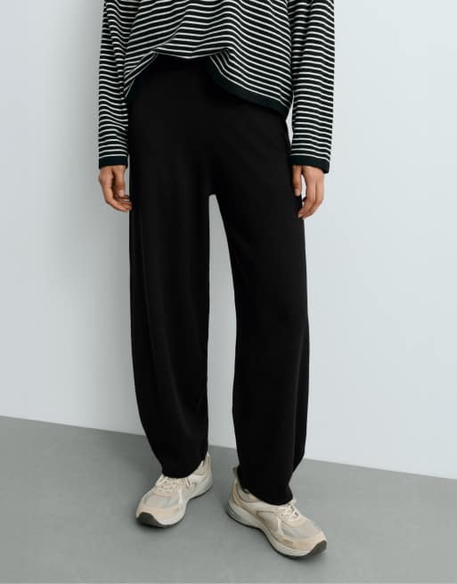 OYSHO Balloon fluid-knit trousers in black, 2 of 5