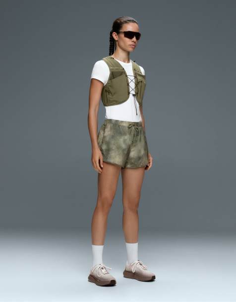 OYSHO bedruckte technische 2-in-1-Shorts mit mittlerer Leibhöhe in Khaki - view 1