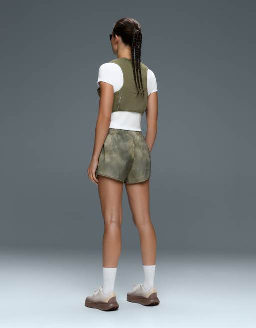 OYSHO bedruckte technische 2-in-1-Shorts mit mittlerer Leibhöhe in Khaki, 5 von 7