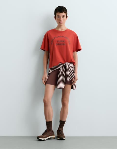 OYSHO boxig t-shirt i bomullsmix med texttryck i rött - view 1