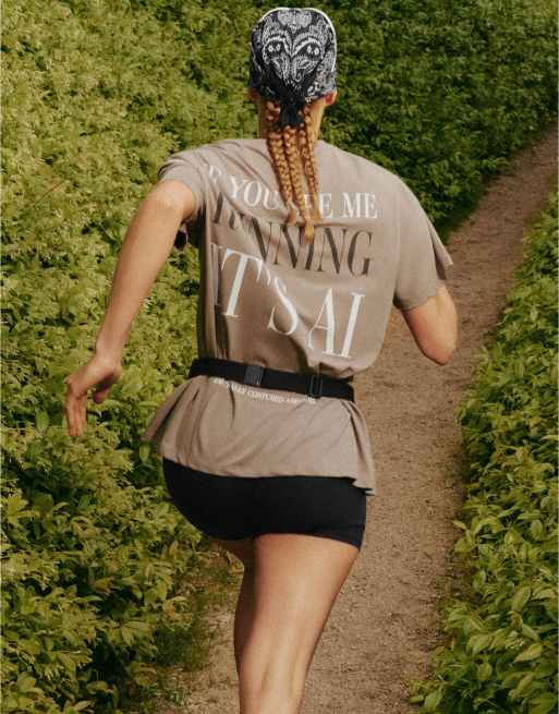 OYSHO – Brungrå t-shirt med boxig passform, korta ärmar och text i bomullsmix, 5 av 6