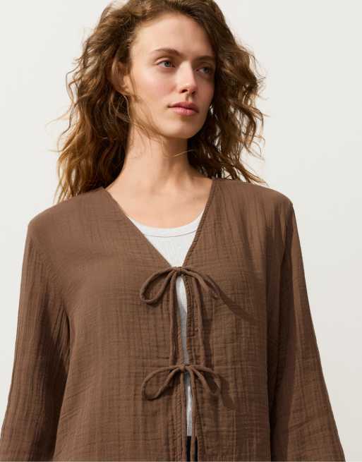 OYSHO - Camicia a maniche lunghe con laccetti in 100% cotone marrone, 3 di 4