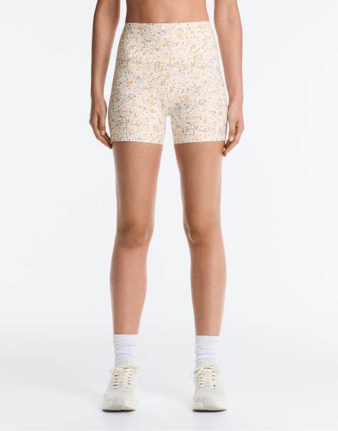 OYSHO Comfortlux 10 cm High-Rise Hotpants mit Blumenmuster in hellem Ecru - view 1
