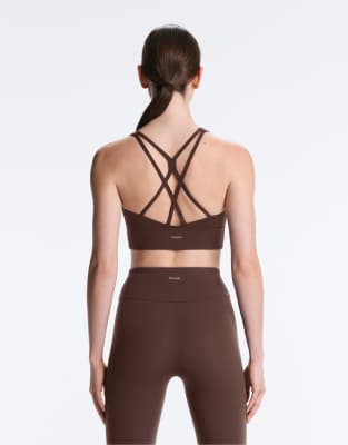 OYSHO - Comfortlux - Brassière de sport à maintien intermédiaire avec bonnets - Marron foncé-Brown