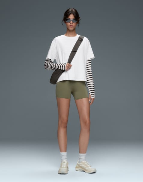 OYSHO Comfortlux High-Rise 10 cm Hot Pants in Grün - view 1