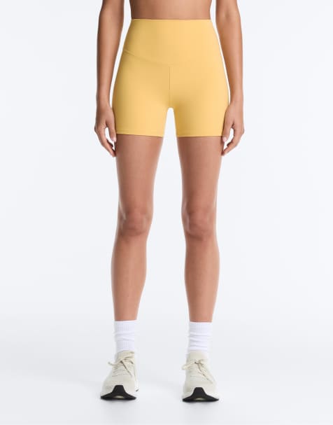 OYSHO Comfortlux højtaljede hotpants 10 cm i gul - view 1