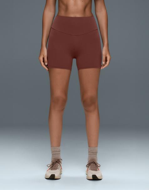 OYSHO Comfortlux hög midja 10 cm hotpants i brun - view 1