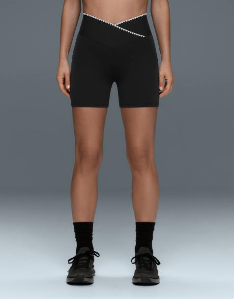 OYSHO Comfortlux hotpants med v-midja 10 cm och kontrastsömmar i svart - view 1