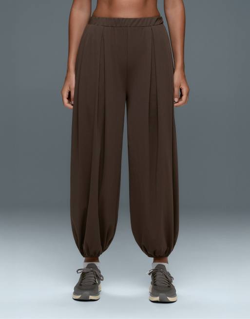 OYSHO Comfortlux joggers med hög midja och veck i brunt, 2 av 4