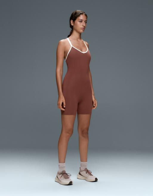 OYSHO Comfortlux kort jumpsuit med kontrast-dobbeltstropper i brun, 2 af 7