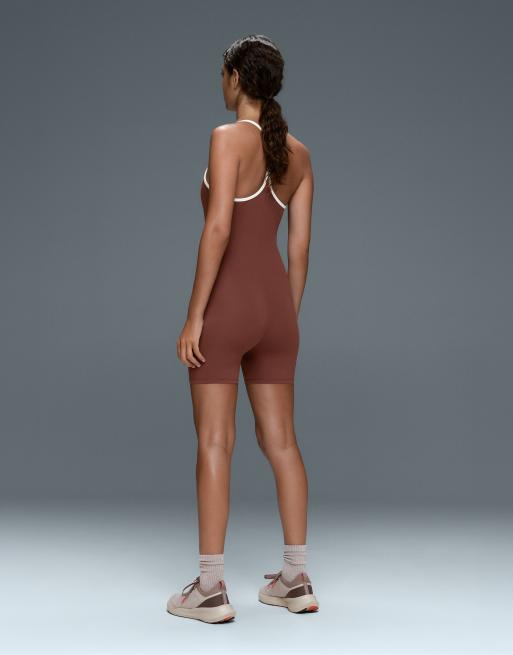 OYSHO Comfortlux kort jumpsuit med kontrast-dobbeltstropper i brun, 4 af 7