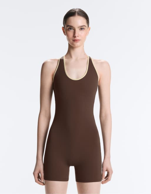 OYSHO – Comfortlux – Kurzer Jumpsuit in Dunkelbraun mit Paspelierung, 2 von 4