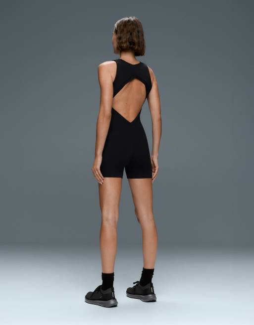 OYSHO – Comfortlux – Kurzer Jumpsuit in Schwarz mit Rückenausschnitt, 4 von 5